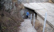 49 Mi porto alla base della diga ed entro nel tunnel...